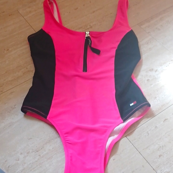 Stunning Tommy Hilfiger Perfectly Pink Zipper Front Bathing Suit - Picture 1 of 9